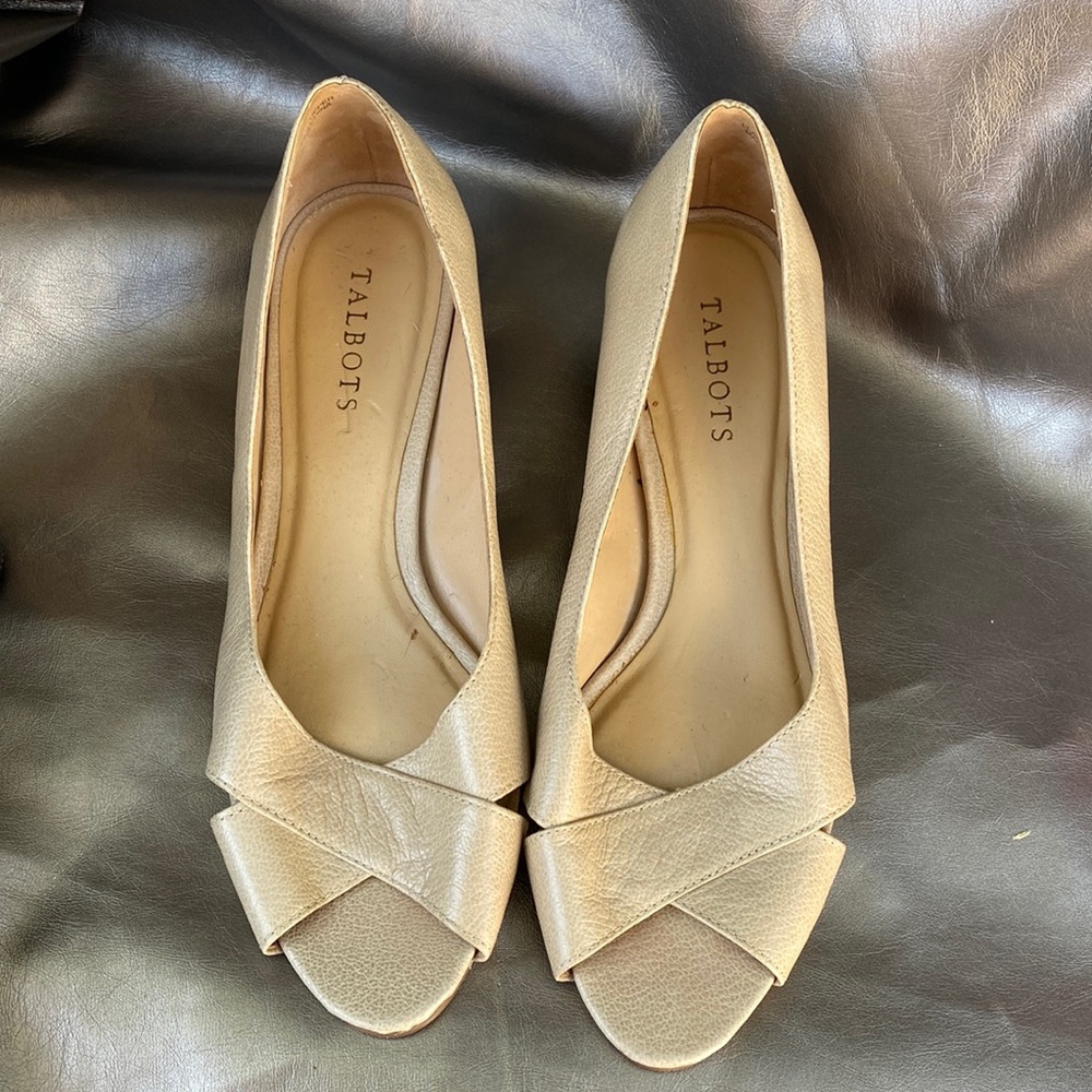 Classy TALBOTS Taupe Leather Peep Toe Criss Cross Wedge sz 9
